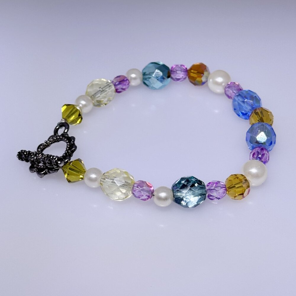 Multi colored beaded bracelet, cute, colorful, plastic and glass beads, 7" - Picture 3 of 6